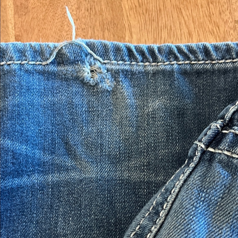 Buckle Men's Relaxed Jeans in Washed Blue - Picture 6 of 8